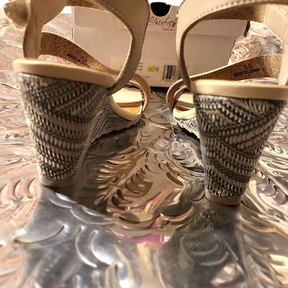 Blowfish 🐡 Malibu NIB  wedged sandals size 71/2, light Grey w/ woven heel - Picture 3 of 8